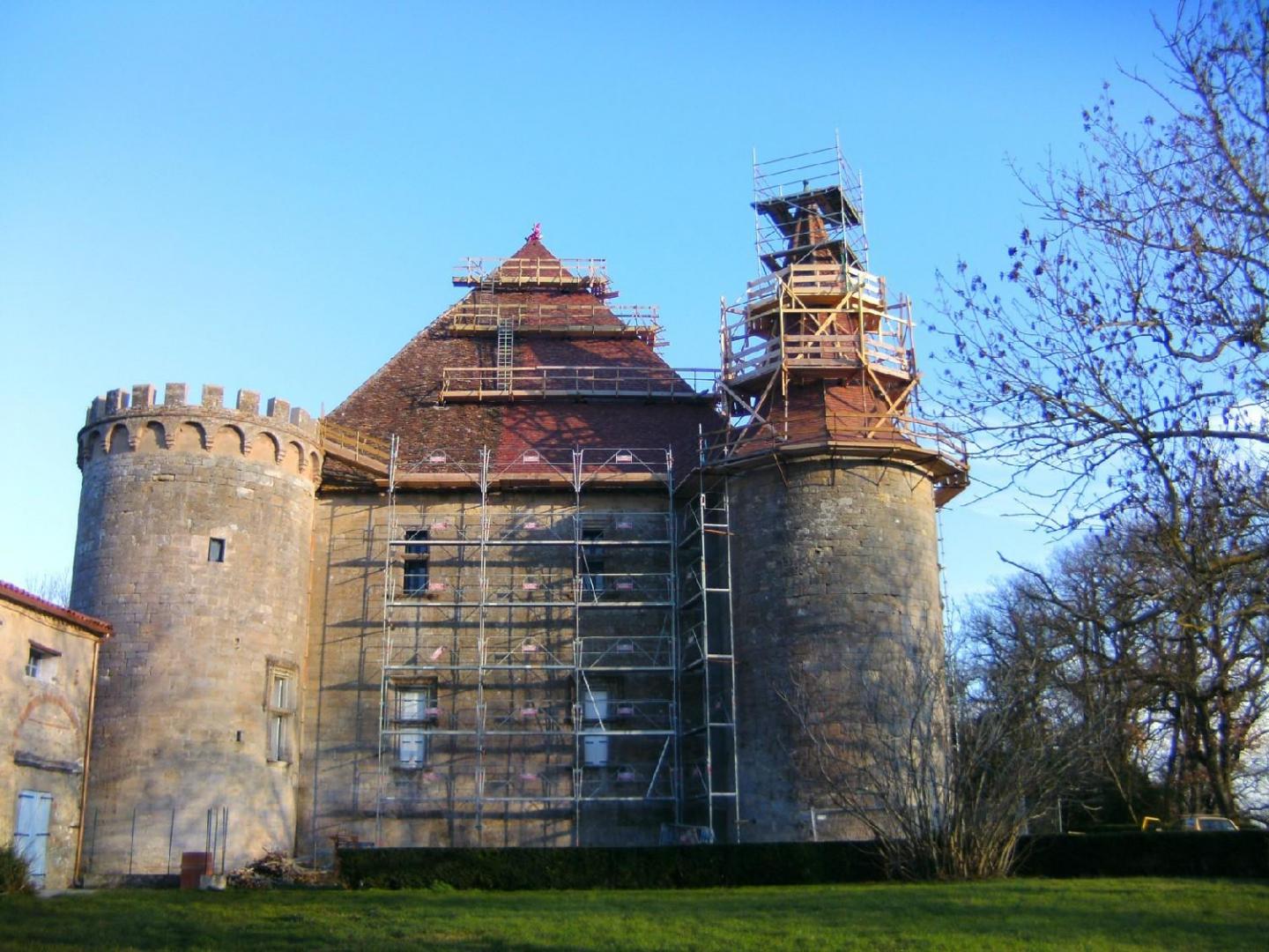 Fenêtre de toit tuiles ardoises – Foix – Les charpentiers du Lauragais